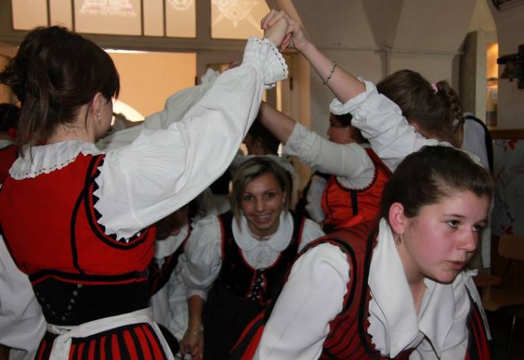 Székely ruhába öltözött a Salamon Ernő Gimnázium