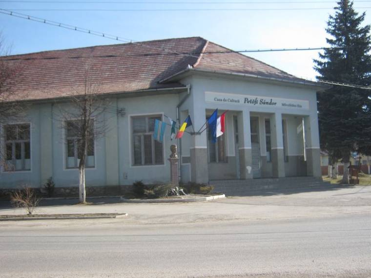 Menesztenék az alfalvi kultúrház vezetőjét