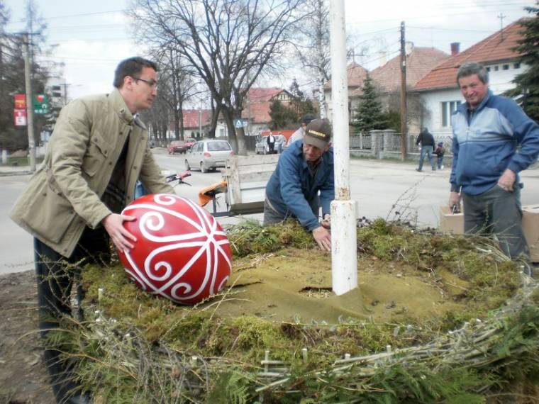 Húsvéti jelképek Gyergyó egyik közterén
