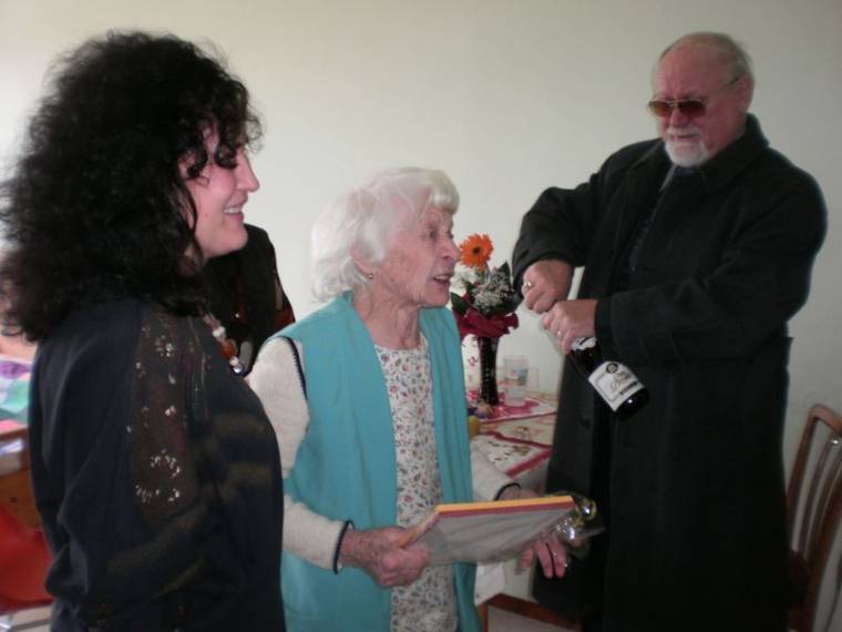 Pezsgővel, tortával  ünneplte 99. születésnapját