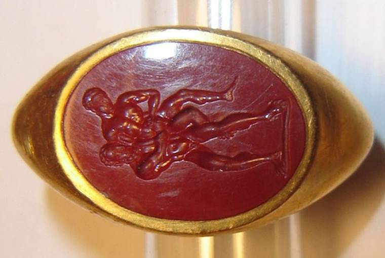 Egyedi, ritka aranygyűrűt találtak