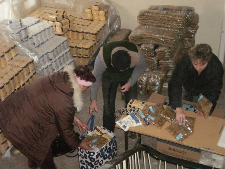 Ismét osztják az élelmiszersegélyt