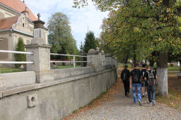 Alfalu: felszámolják a templom előtti sártengert
