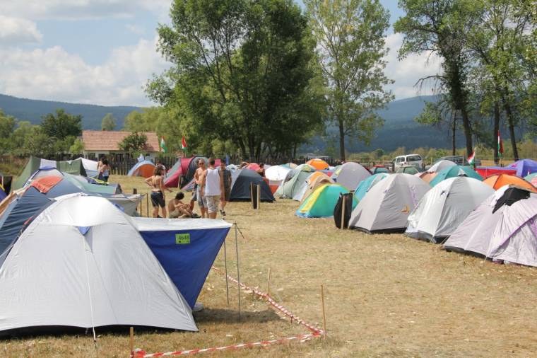 Bemelegítő hangulat az EMI-táborban