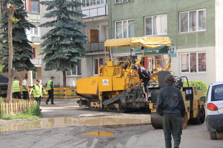 Folytatják az út- és járdajavítást