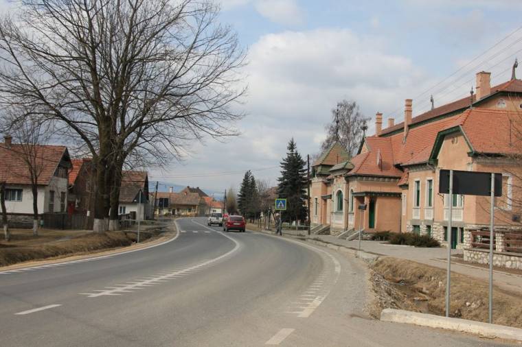 Benzinnel öntötte le a házban levőket, majd kirabolta őket