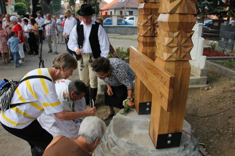 Kopjafák a távolban elhunytak emlékére