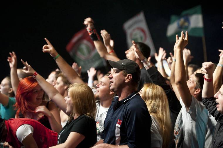 Politika és kikapcsolódás az EMI-táborban