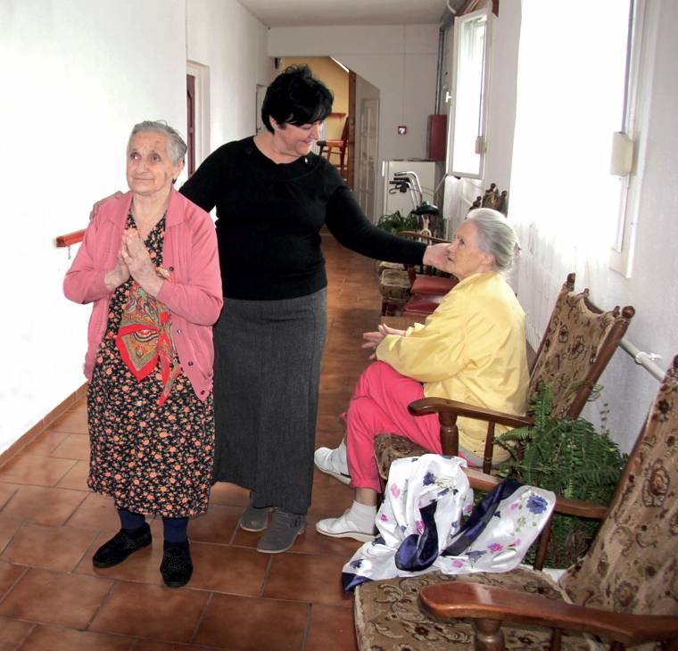 Újfalvi öregotthon: dalolással a bánat ellen