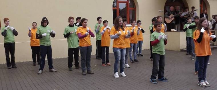 Jelnyelven hozzák el karácsony üzenetét