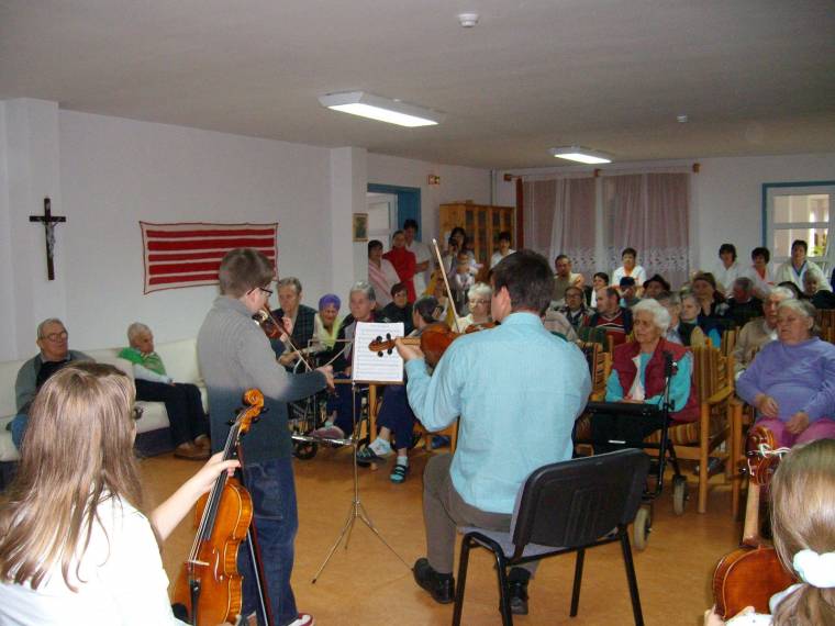 Zenével köszöntötték az időseket