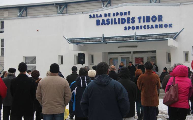 Basilides Tibor nevét viseli a sportcsarnok