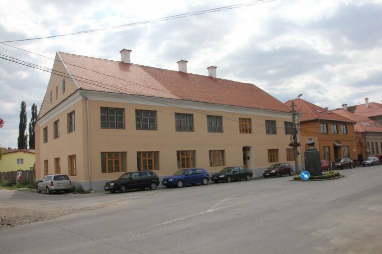 Átadás előtt a szociális központ
