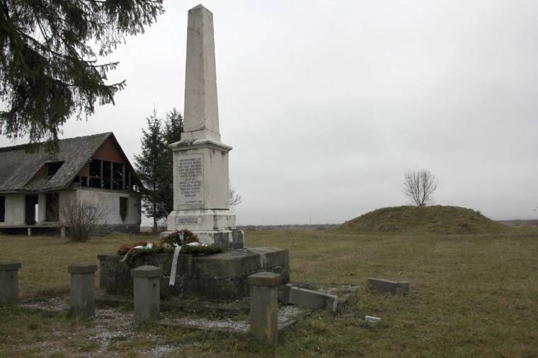 Megrongálták a tatárdombi emlékművet