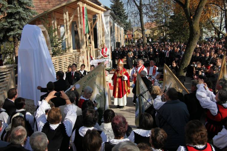 Dicsértessék István pap népe!