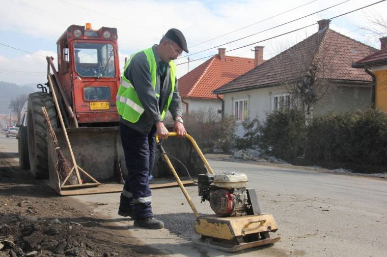 Foltozzák a gyergyószentmiklósi utakat