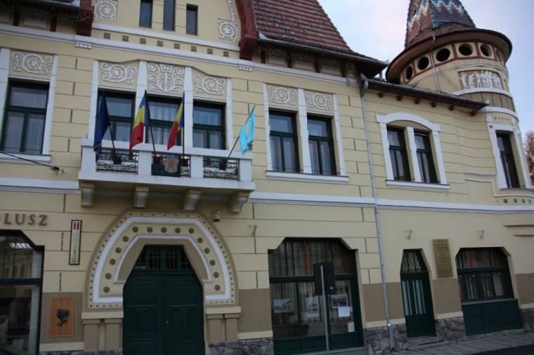 Lobognak a székely zászlók Gyergyószéken