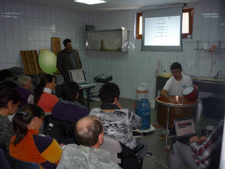 Gazdákat tanítottak sajtkészítésre