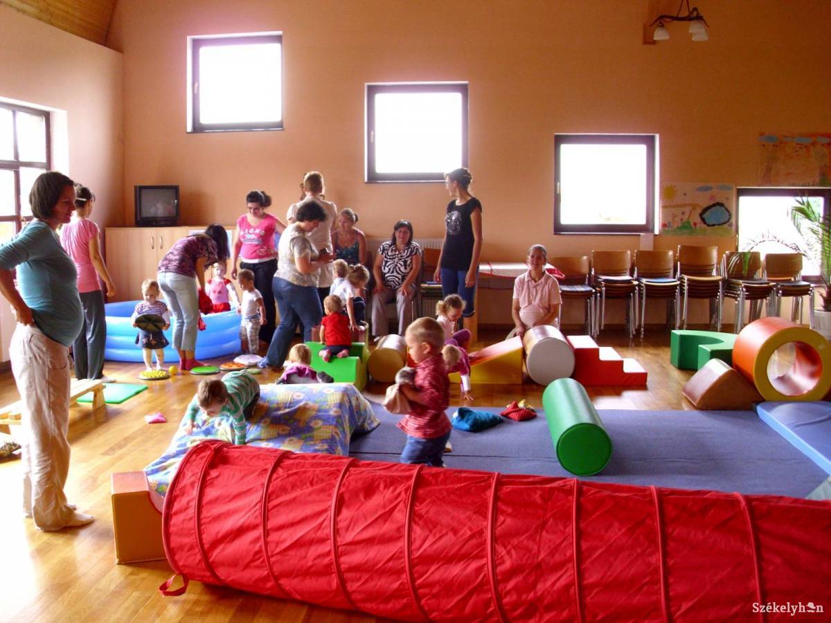 Foglalkozás a fejlesztőközpontban. Megmozgatnak babákat, mamákat. Archív •  Fotó: Baricz Tamás Imola