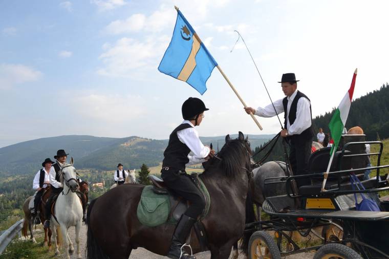 Lovas staféta két megyén át