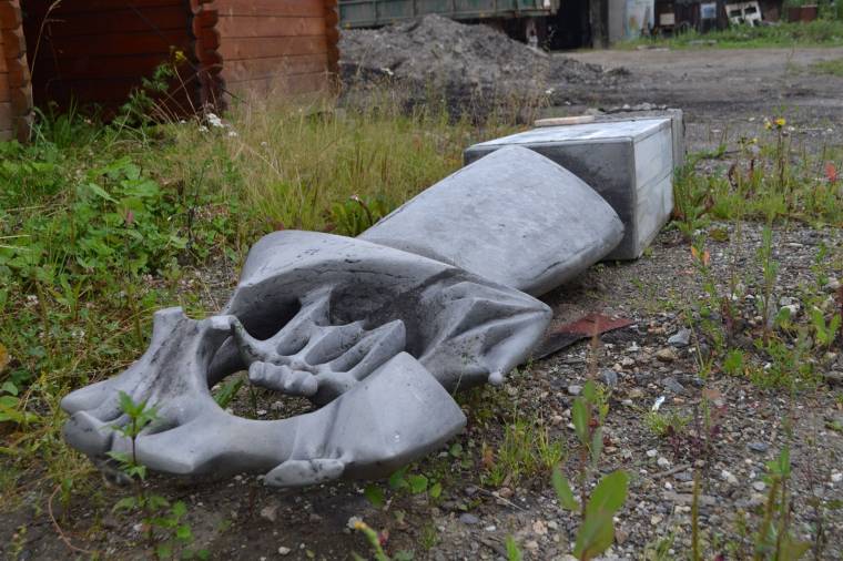 Talpra áll az Anyaság