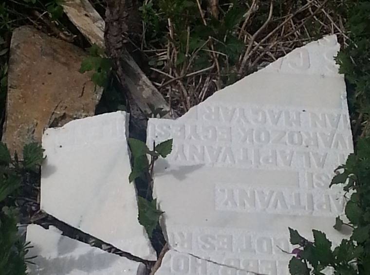 Szétverték a Baross-emlékművet