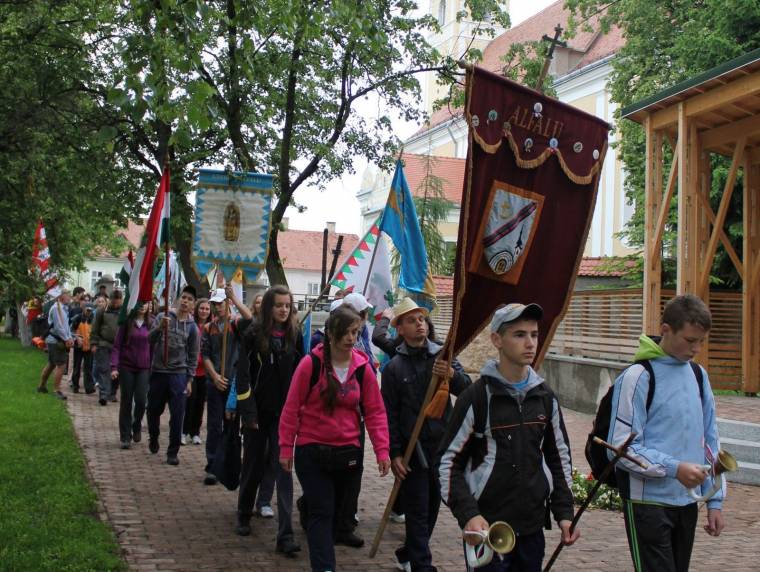 Alfaluból Szűzanya lábához