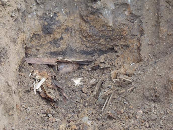 Koporsókat találtak az út alatt