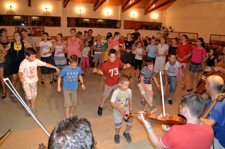 Tánc- és zenetábor Gyergyóremetén