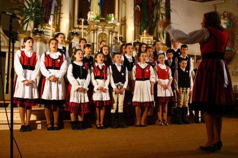 Gyermekkórus-találkozó több száz résztvevővel