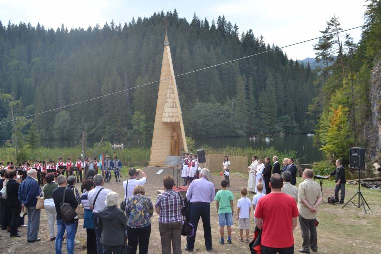 Szent István-szobor a Gyilkos-tó partján