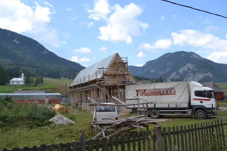 Segítség a háromkúti tanoda építéséhez