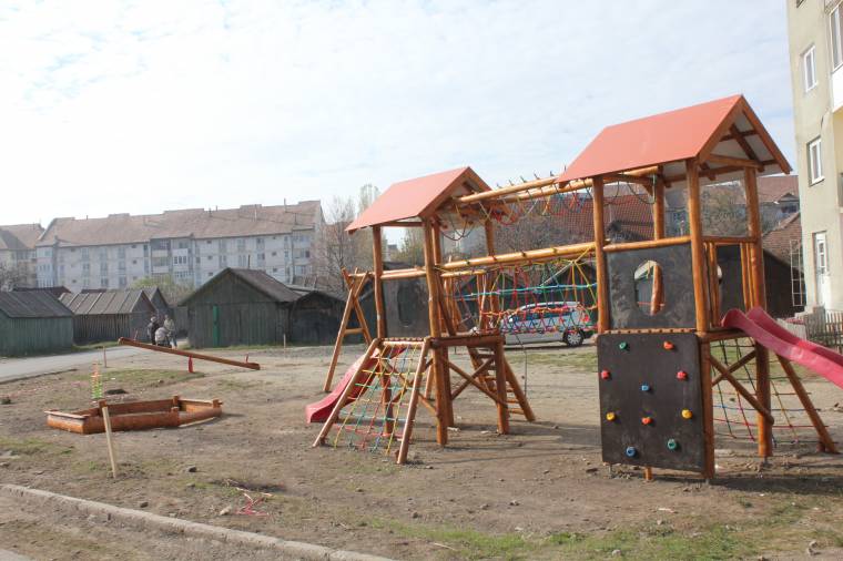 Máris használatban a félkész játszótér