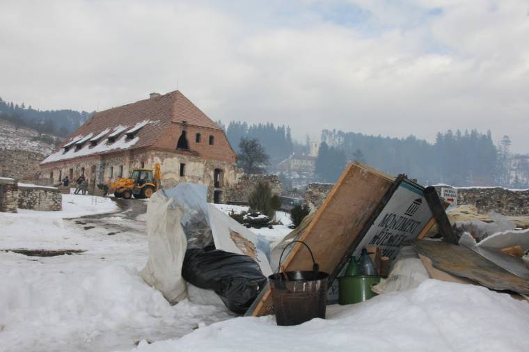 Lázár-kastély: költöztetik a szobrokat, viszik a bútorzatot