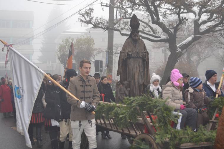 Továbbadták Szent Miklós szobrát