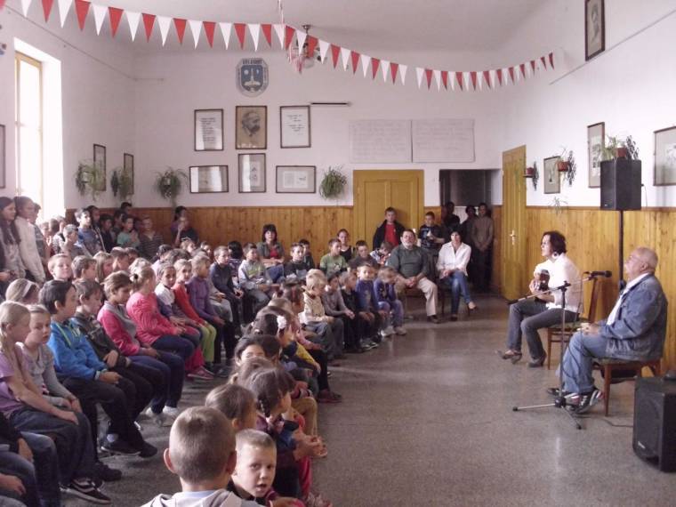 Itt is, ott is népmese