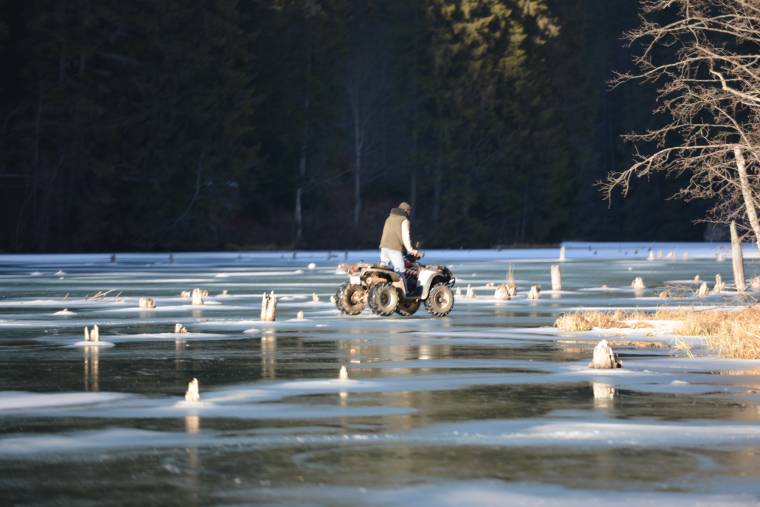 Motoros jégtánc a Gyilkos-tón