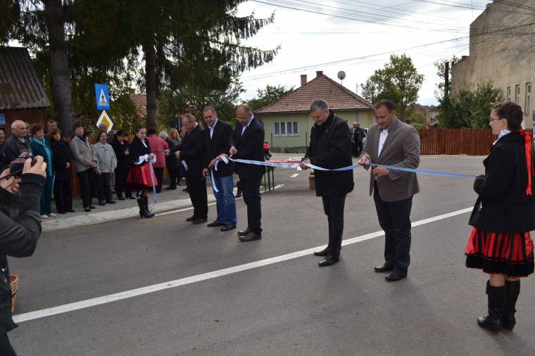 Aszfaltút a gödrök helyén