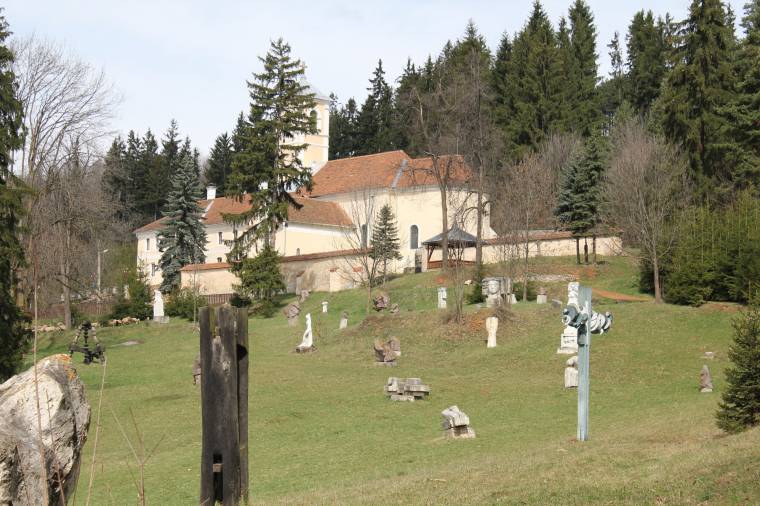 Juhokat legeltetnek a szoborparkban