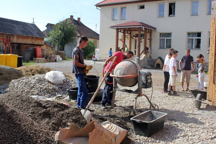 Munkával segítik Böjte atya gyermekeit