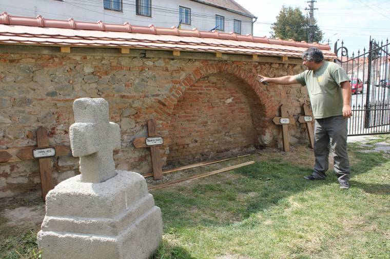 Emlékfal a világháborús hősöknek