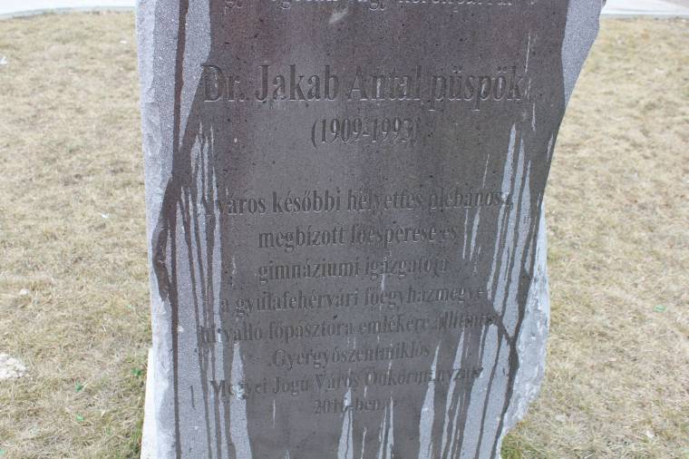 Szoborfelújítás lesz, tettes még nincs