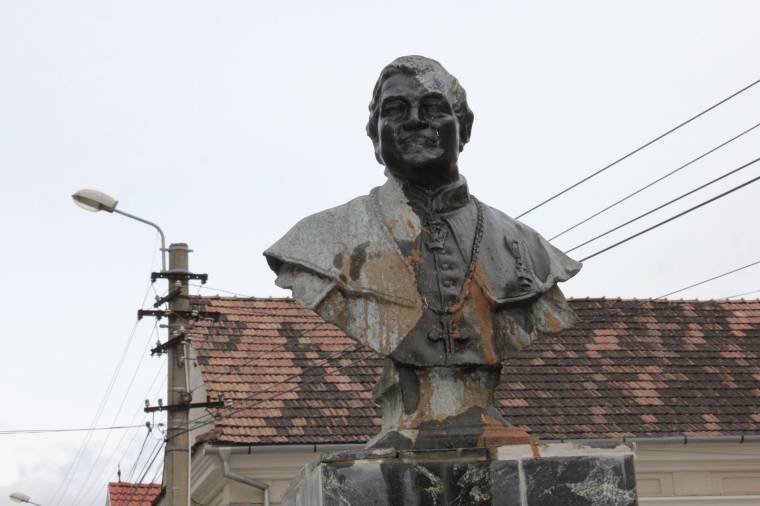 Püspökök emlékműveit öntötték le