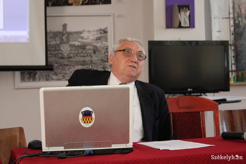 &bullet;  Fotó: Kertész László