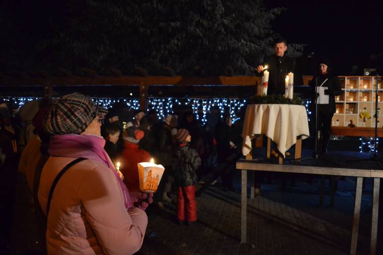 Adventi gyertyagyújtásra várnak