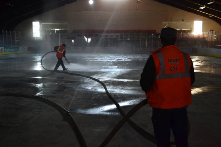 Baj van a gyergyói jégpályán: leolvadt a jég