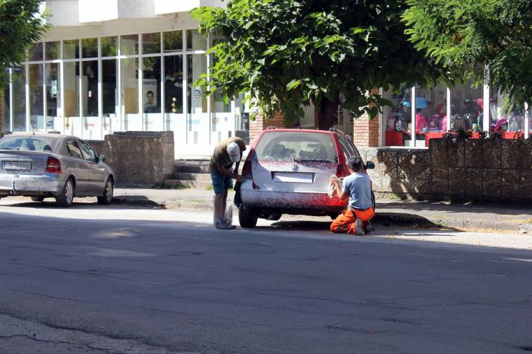 Az út helyett az autókat festették
