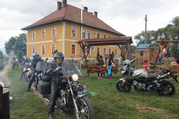 Motorostúra az árva gyerekekért