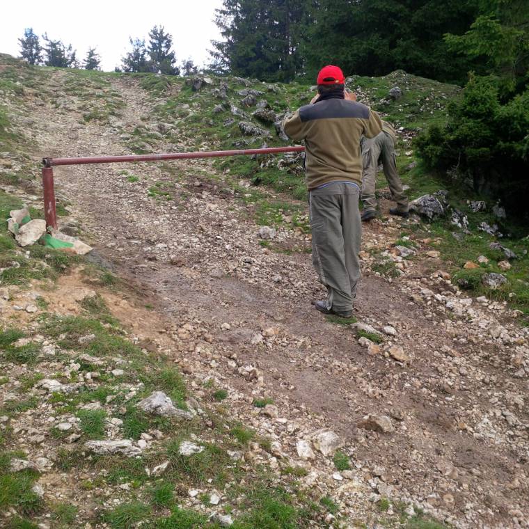 A „vandálturisták” útját álló sorompó