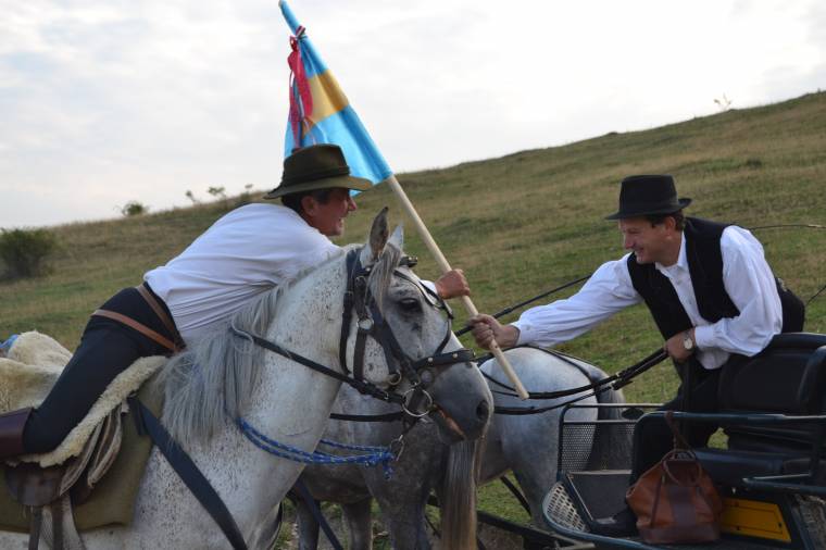 Célba érkezett a székely lovas váltó